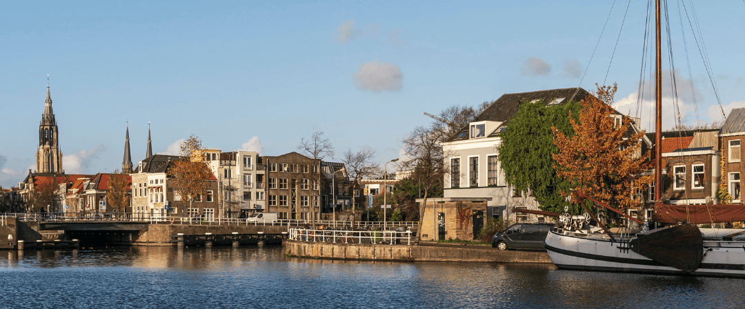 Delft gebouwen en grachten
