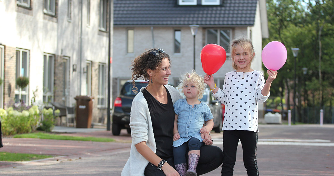 Vrouw met 2 kinderen en ballonnen Soesterberg