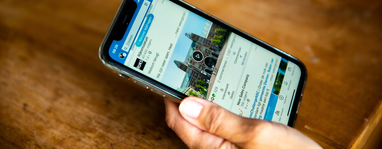 LinkedIn Adverteren iPhone in hand